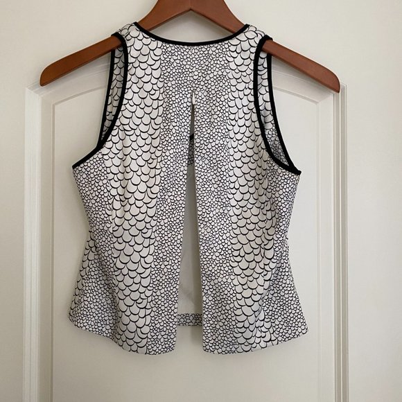 Alberto Makali Black and White V-Neck Sleeveless Top, Size 4 - Picture 4 of 5